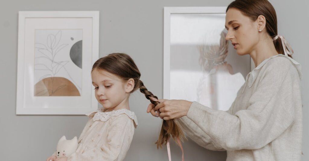 長時間のボードゲームに飽きてしまった子どもたち。うつむいたり、立ち上がろうとする様子