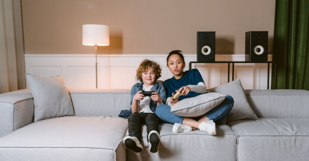 スマホやテレビを手放し、家族全員が一つのボードゲームに集中して楽しんでいる年末年始の風景。