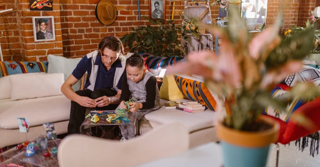 親子がリビングで楽しそうに知育ボードゲームをしているシーン。笑顔で学びを共有する家庭の様子。