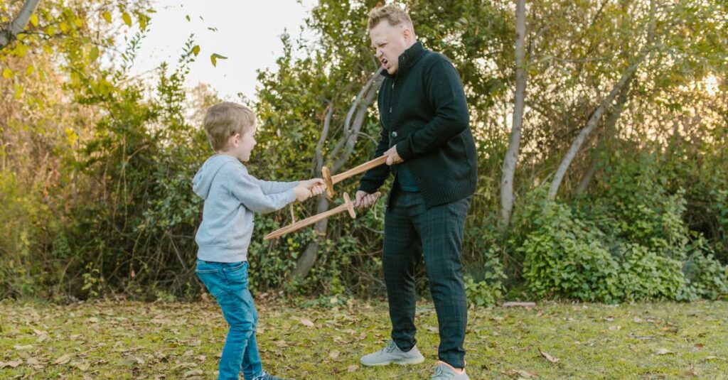 ナンジャモンジャを家族でプレイしながら爆笑する子どもと大人たち。記憶と名前遊びが楽しいゲーム。