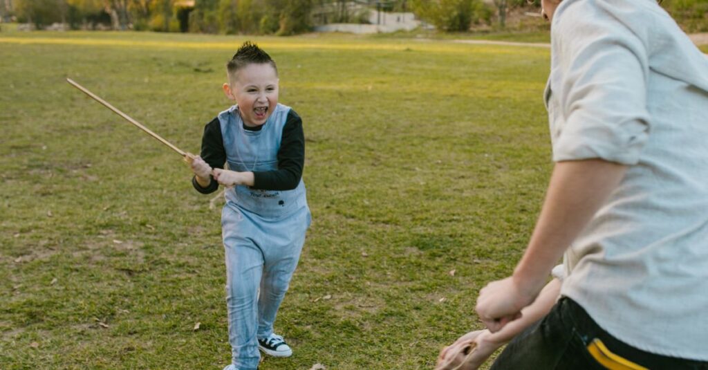 ナンジャモンジャを家族でプレイしながら爆笑する子どもと大人たち。記憶と名前遊びが楽しいゲーム。