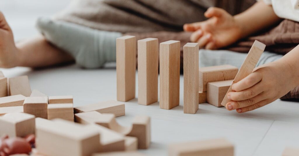 子どもたちが積み重ねるボードゲームで夢中になって遊んでいる様子