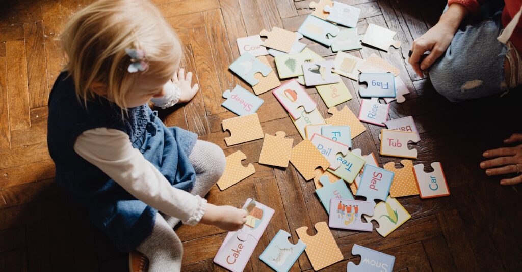 ナンジャモンジャをプレイして家族全員が笑い転げている場面