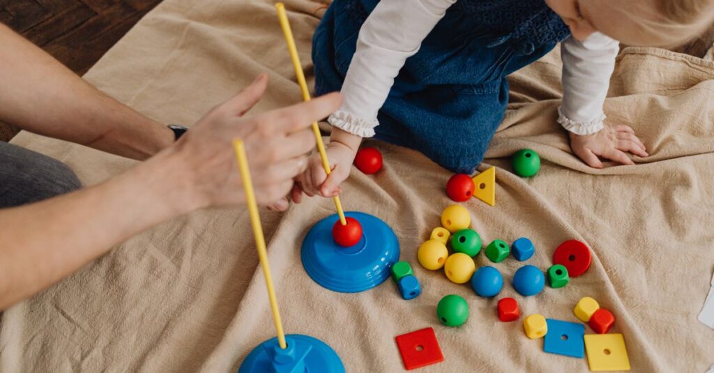 子どもが知育ボードゲームで遊ぶ様子。親子で楽しみながら学んでいる家庭の風景。