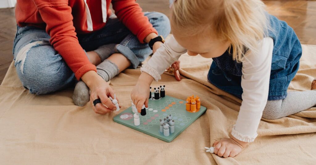 笑顔でボードゲームを楽しむ家族。小学生から大人まで全員が一緒に盛り上がっている。