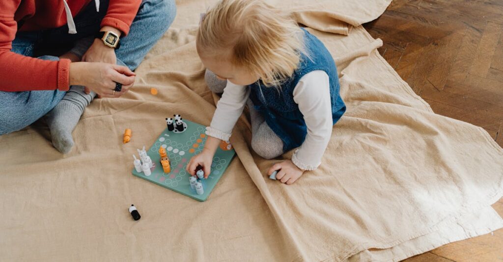 小学生の子どもたちが家族と一緒に遊ぶボードゲームを選んでいる様子