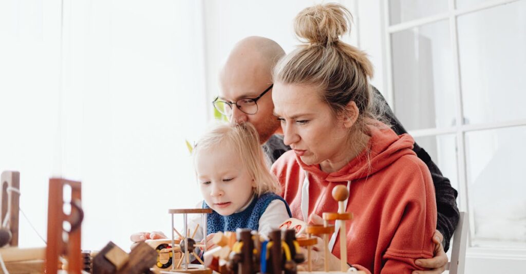 親が幼児向けゲームを選んでいる様子。年齢や安全性を確認しながら、笑顔で選択する家族の姿が印象的な場面