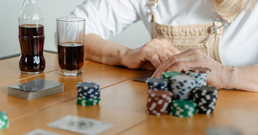 短時間で遊べるカードゲームを家族で楽しんでいる様子。テーブルの上にカードが広がり、笑顔で対話しながら遊ぶシーン。