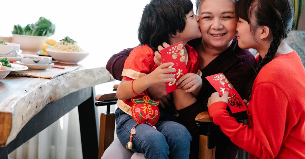 年末年始の夜、家族が集まり恒例のボードゲームを囲んでいる。笑顔と安心感に満ちたあたたかいひととき。