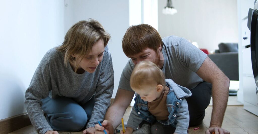 親と子が真剣に楽しむボードゲームの様子。大人も夢中になれるゲームで家族が一体感を味わう風景