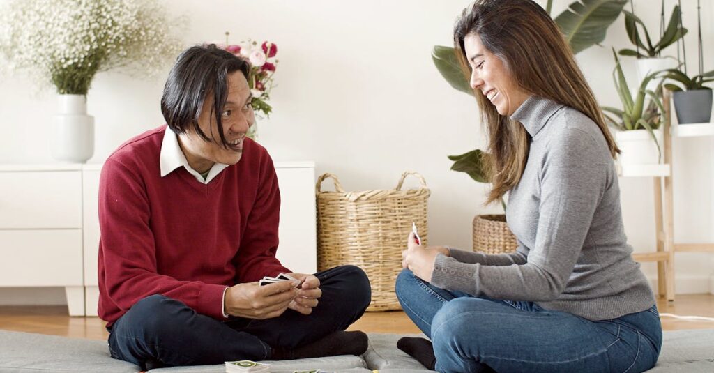 冬休みに家族でワードバスケットを楽しむシーン。子どもも大人も文字カードで競争。