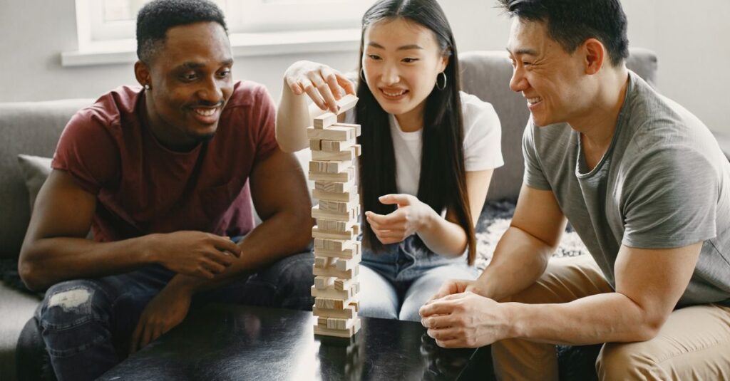 冬休みに家族でジェンガを楽しむシーン。崩れるかドキドキしながらブロックを抜く。