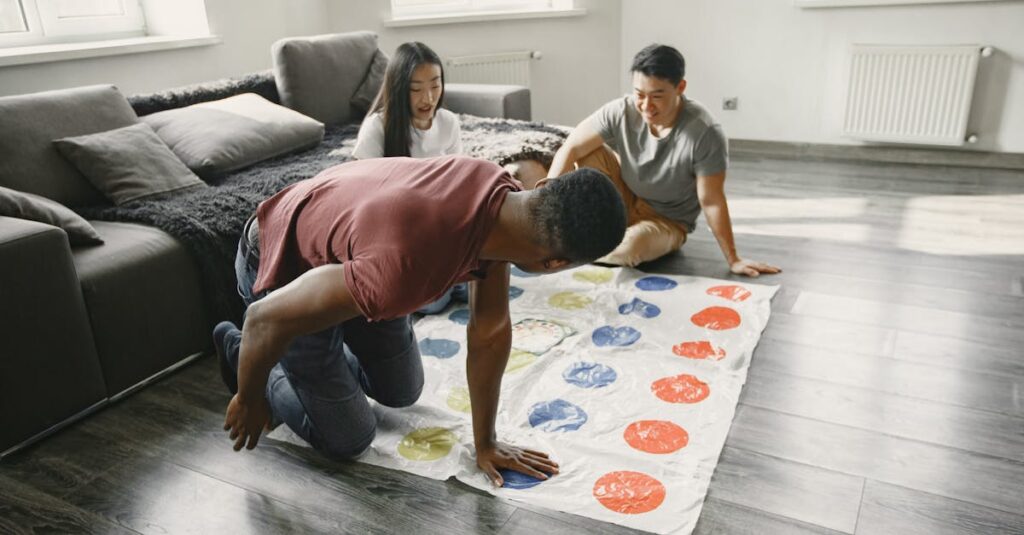 子どもから祖父母まで、三世代の家族がひとつのテーブルでボードゲームを楽しみながら笑い合う様子。