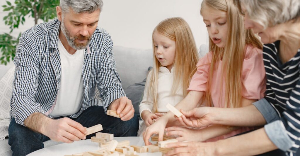 ブロックスを囲んで真剣な表情で戦略を練る家族の様子