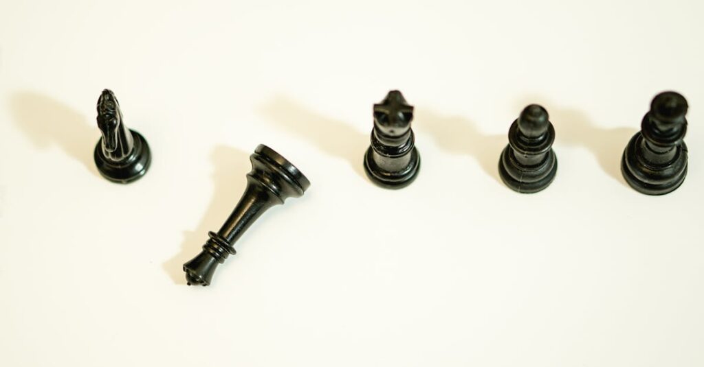 中高生と大人が戦略的なボードゲームで真剣勝負。知的な駆け引きが楽しい時間。