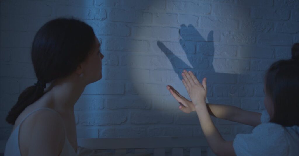 年末年始に毎年恒例として家族全員でボードゲームを楽しむシーン。笑顔と伝統が息づく様子。