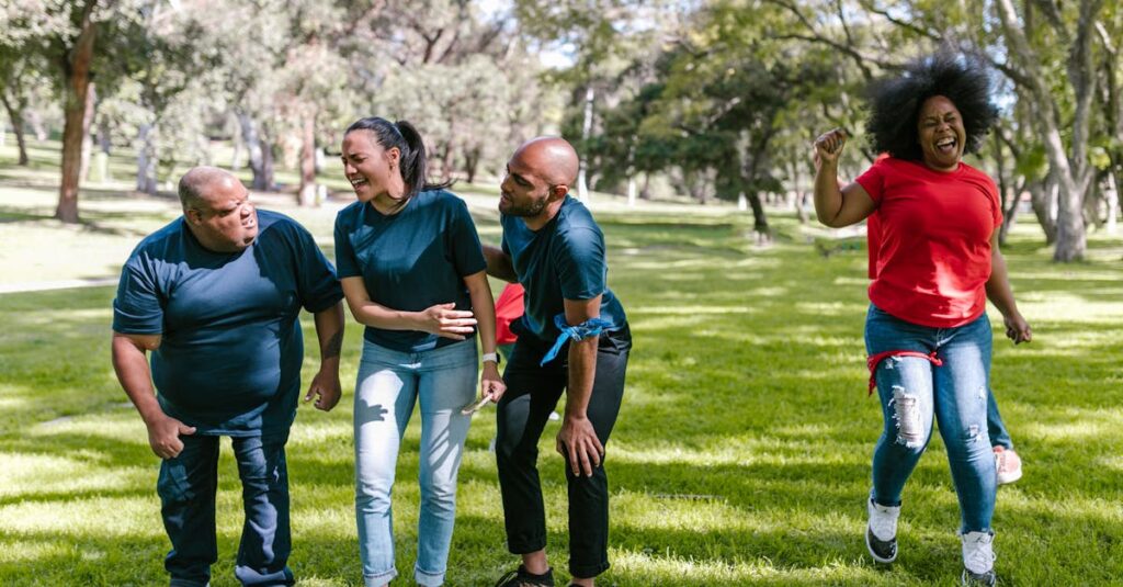 初心者たちがボードゲーム中に大笑いしている瞬間。勝ち負け以上に楽しさが伝わる場面。