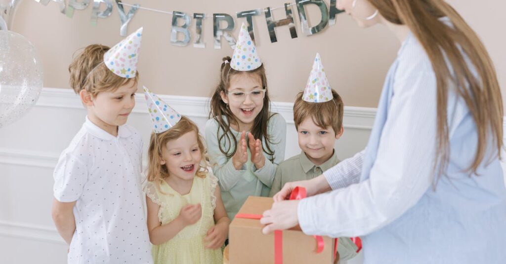 誕生日の主役を囲んで家族がサプライズでボードゲームを楽しんでいる様子