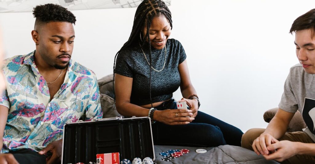 大人たちがボードゲームに夢中になりながら戦略を練っている場面