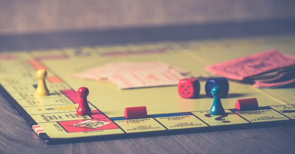 家族がボードゲームを遊ぶ際に独自ルールを加え、盛り上がって楽しんでいる様子。