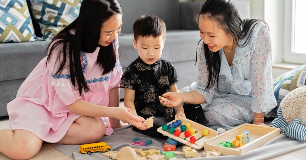 親が幼児向けゲームを選んでいる様子。年齢や安全性を確認しながら、笑顔で選択する家族の姿が印象的な場面