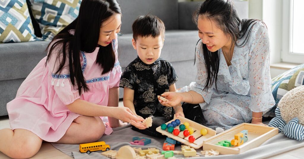 親が幼児向けゲームを選んでいる様子。年齢や安全性を確認しながら、笑顔で選択する家族の姿が印象的な場面