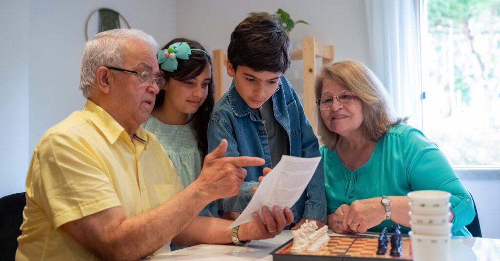 幼児と家族がボードゲームやカードゲーム、体を使った遊び、デジタルゲームを楽しんでいる様子。笑顔あふれるリビングのシーン