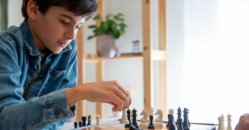 中高生が戦略を立てながら本格的なボードゲームに熱中している様子