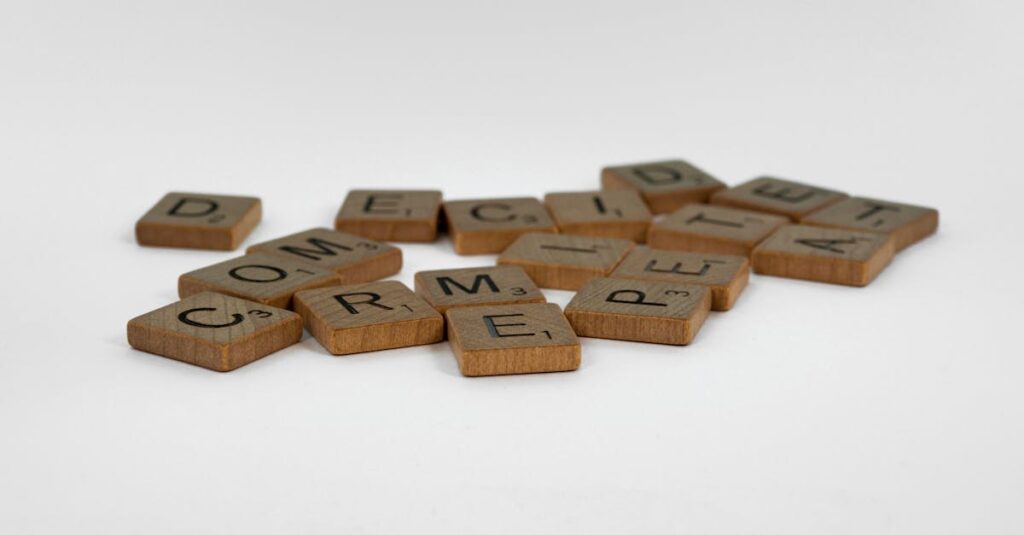 年末年始に家族でボードゲームを楽しむ様子。笑顔と会話があふれるテーブルを囲んで、世代を超えて交流している。