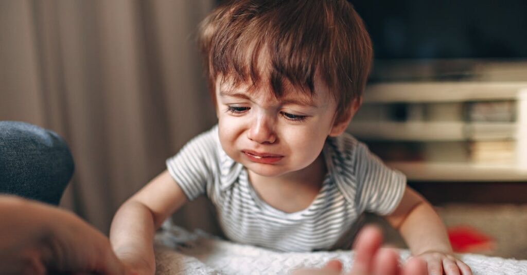 ボードゲームで負けてしまい不機嫌になる子ども。親がフォローしている和やかな場面