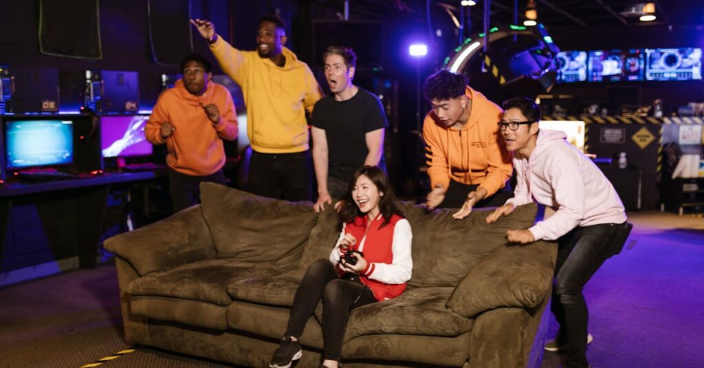 ボードゲームを通じて家族が大笑いしている様子。世代を超えて楽しんでいる。