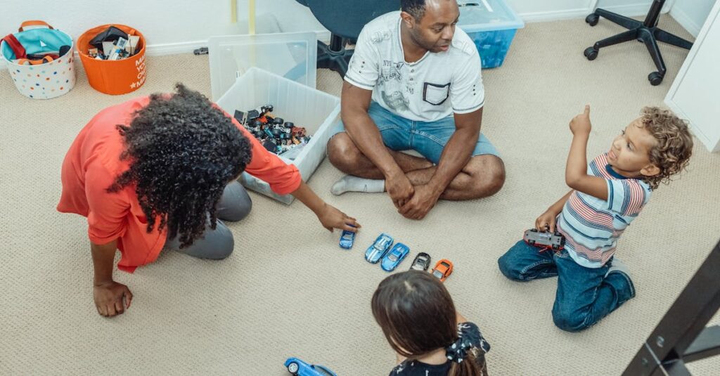 ナンジャモンジャを家族でプレイしながら爆笑する子どもと大人たち。記憶と名前遊びが楽しいゲーム。