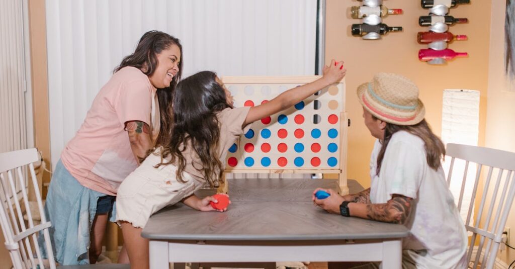 親が小学生のために自分で遊べるボードゲームを選ぶ場面