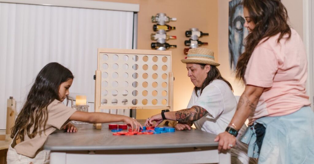 家族全員でボードゲームを楽しんでいる様子。笑いながら遊ぶ多世代の家族。