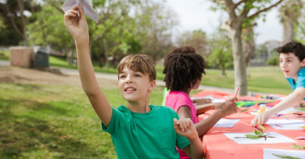 笑顔でボードゲームを楽しむ家族。小学生から大人まで全員が一緒に盛り上がっている。