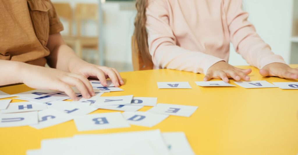 子どもが知育ボードゲームで遊ぶ様子。親子で楽しみながら学んでいる家庭の風景。