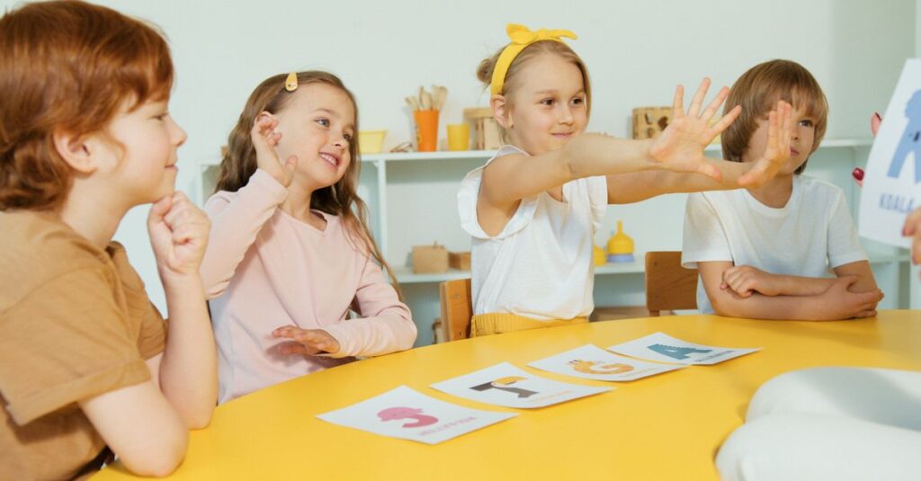 小学生が集中してボードゲームをプレイ。パズルや記憶力を使って楽しく学ぶ時間。
