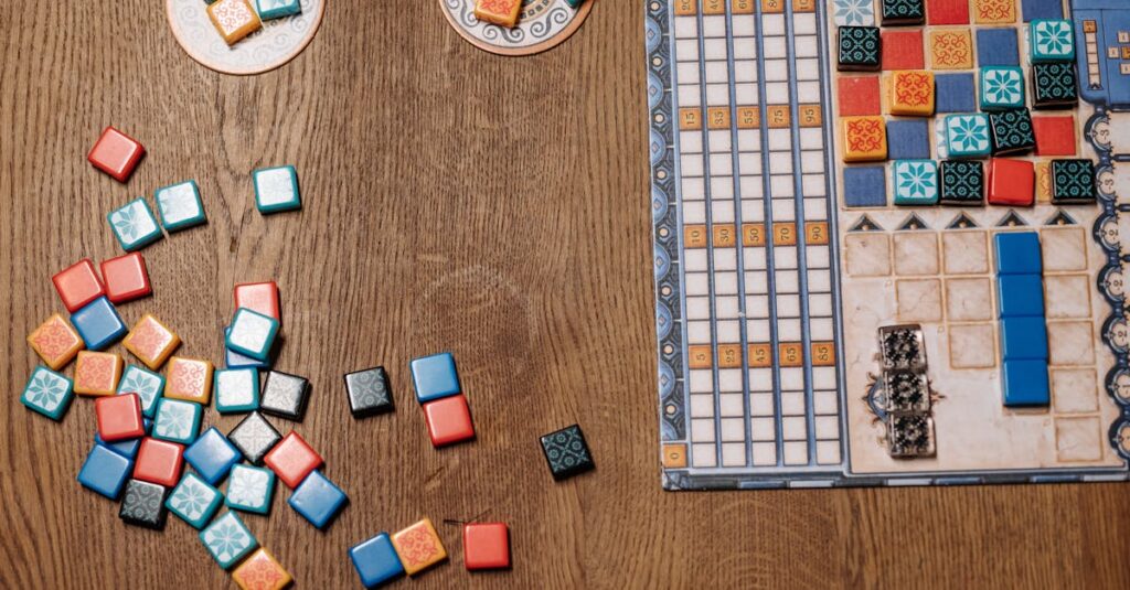 ボードゲームの説明書とコンポーネント（コマやカード）を机に広げている様子。初心者が基本を学んでいるシーン。