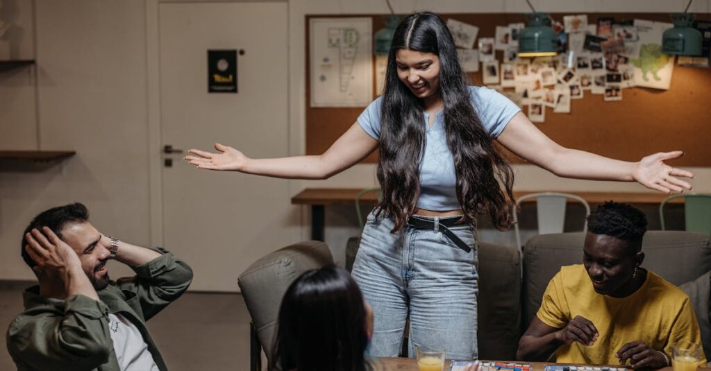 家族が協力型ボードゲームをプレイしながら戦略を話し合っている様子