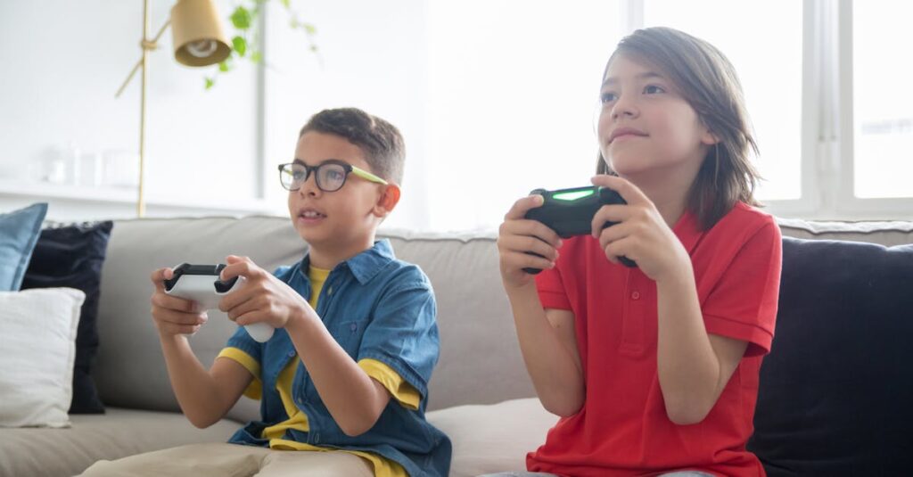スマホやテレビを手放し、家族全員が一つのボードゲームに集中して楽しんでいる年末年始の風景。