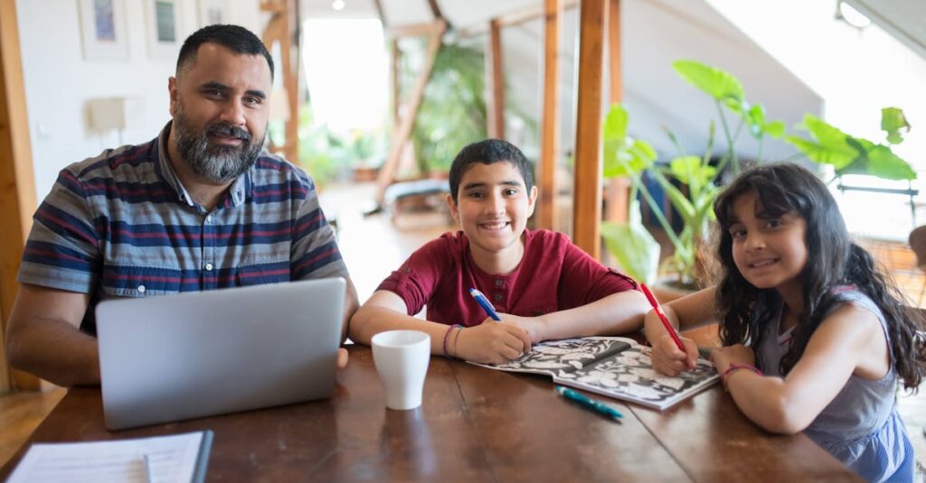 親と子が真剣に楽しむボードゲームの様子。大人も夢中になれるゲームで家族が一体感を味わう風景