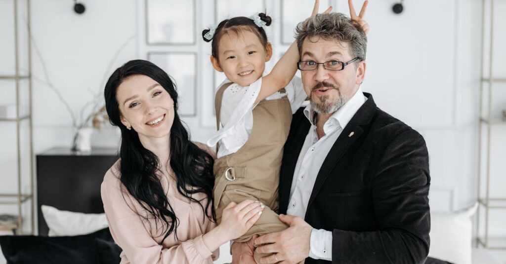 家族とゲームを通じて自己肯定感を育てる幼児。笑顔で親と向き合い、自信を持った表情を見せている子どもの姿