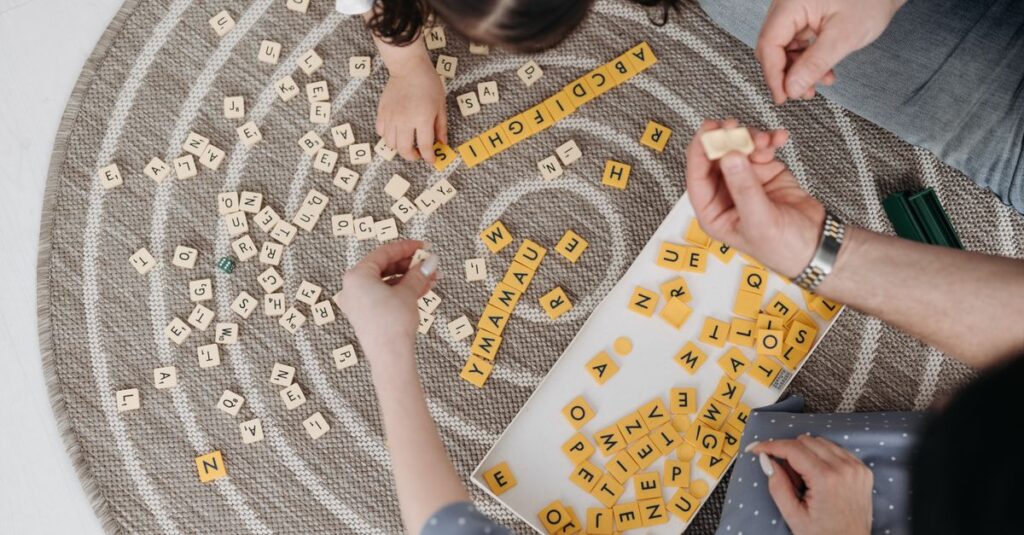 協力型ボードゲームで家族が一緒に作戦を練っている様子