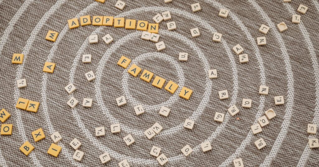 ボードゲーム中にケンカになった場面で冷静に対処している家族の様子