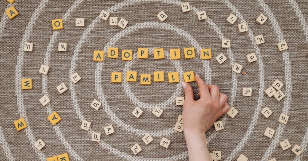 語彙力を使ったボードゲームを中高生と一緒に楽しむ家族の様子