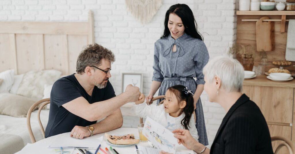 ボードゲームを通じて会話を楽しむ親子。笑顔や驚きが交差し、自然なコミュニケーションが広がる家庭の風景