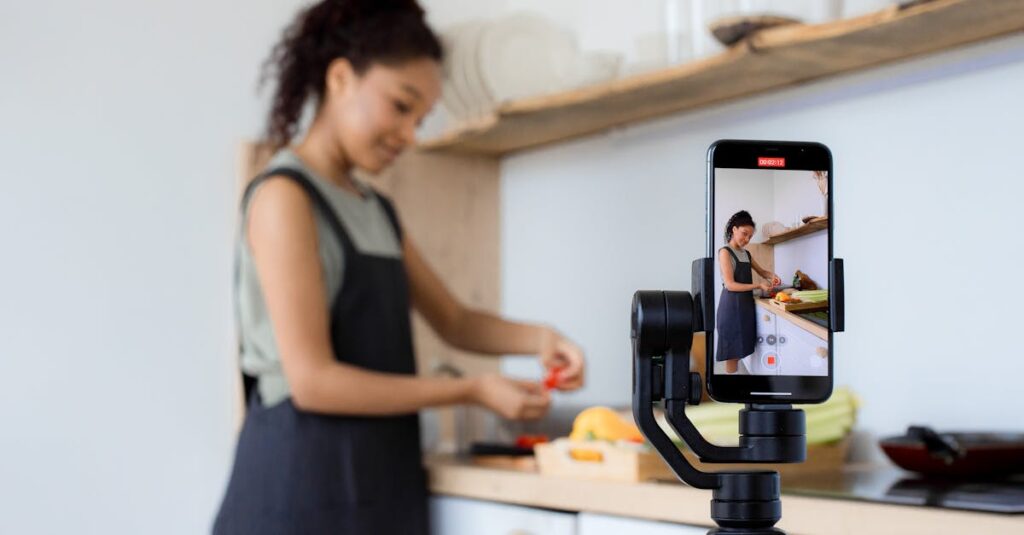 家族がボードゲームのルールを動画で確認しながら楽しむ様子。初心者も理解しやすく盛り上がる光景。