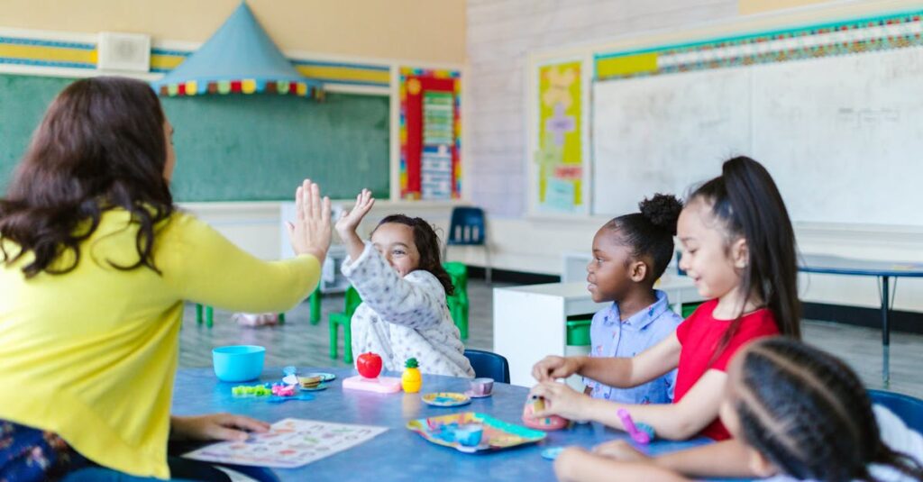 小学生が集中してボードゲームをプレイ。パズルや記憶力を使って楽しく学ぶ時間。