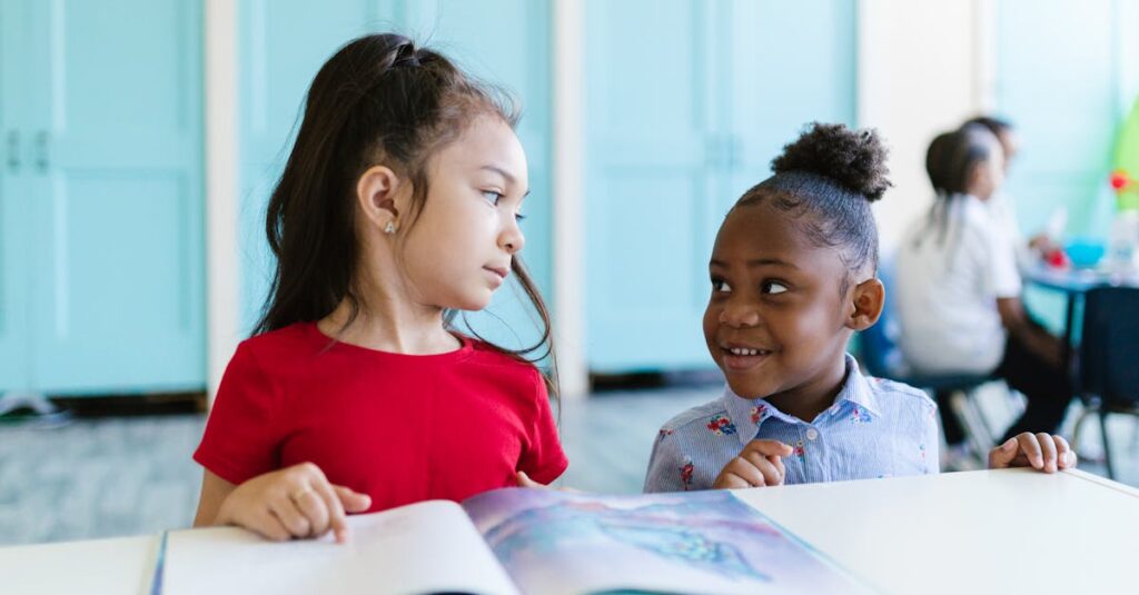 小学生低学年向けの教育的なボードゲームで遊ぶ兄弟。楽しみながら考える力を育む様子