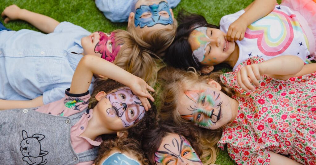 幼児と家族がボードゲームやカードゲーム、体を使った遊び、デジタルゲームを楽しんでいる様子。笑顔あふれるリビングのシーン